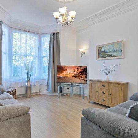 Onsitestays - Tranquil 2 Bedroom Apartment With Large Kitchen, Private Garden Near Wimbledon Station Londres Extérieur photo
